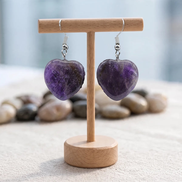 Boucles d'oreilles pierre violette, cœur en améthyste naturelle sur crochet acier argenté, sur un support en bois