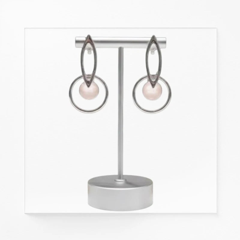 Boucles d'oreilles Phecda en quartz rose et argent 925 rhodié, présentées sur un support