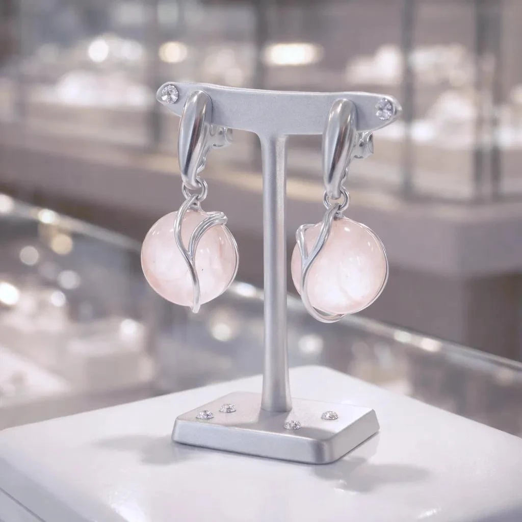 Boucles d'oreilles Castor en quartz rose et argent 925 rhodié, présentées sur un support