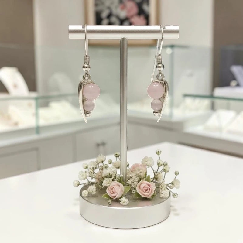 Boucles d'oreilles Mirzam en quartz rose et argent 925 rhodié, présentées sur un support
