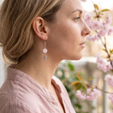 Boucles d'Oreilles Feuille Quartz Rose FOLIA®, Perle Rose Pâle 8 mm, Cadeau Femme