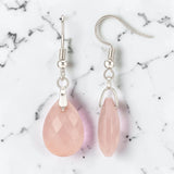 Boucles d'Oreilles Quartz Rose LARIA® – goutte facettée 18 mm, crochet argenté