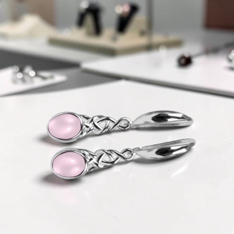 Gros plan cabochon quartz rose ovale boucles pendantes Caph