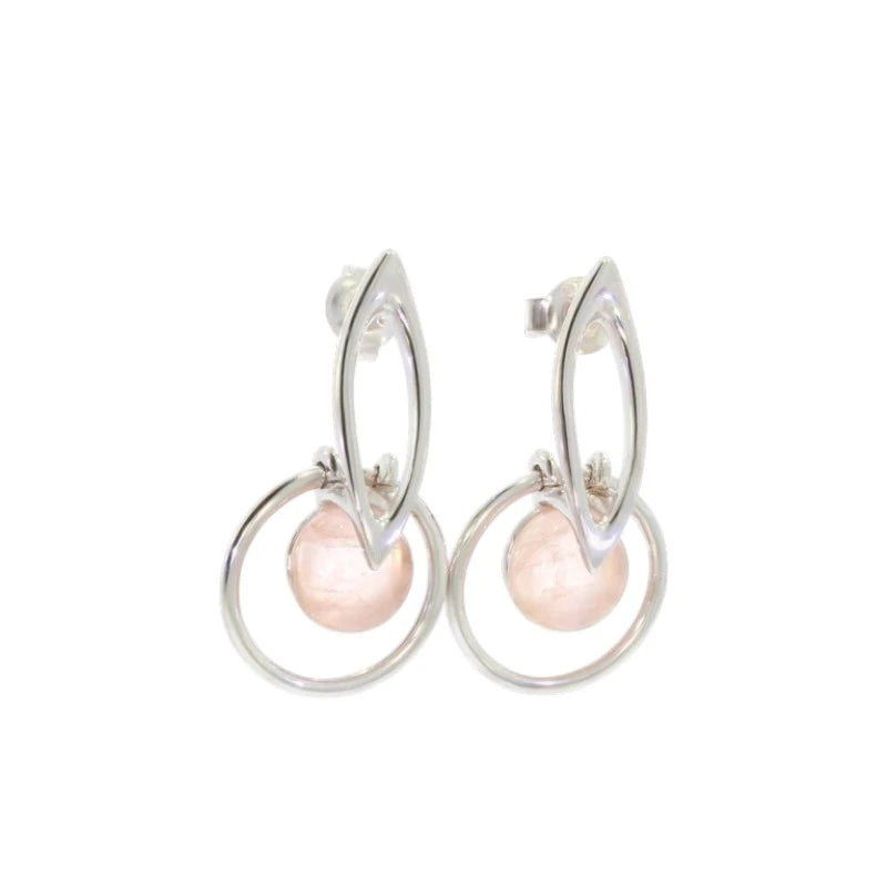 Paire de boucles d'oreilles quartz rose Phecda sur fond blanc, argent 925 rhodié
