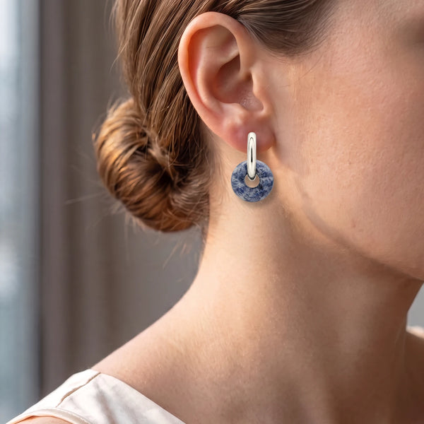 Créole argentée avec donut de sodalite bleue portée par une femme, bijou chic du quotidien