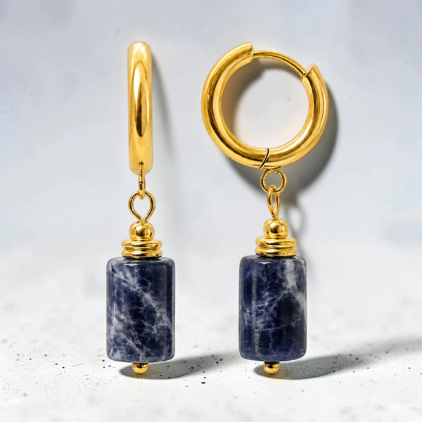 Boucles d'oreilles sodalite en pierre naturelle taillée en tube sur créole dorée
