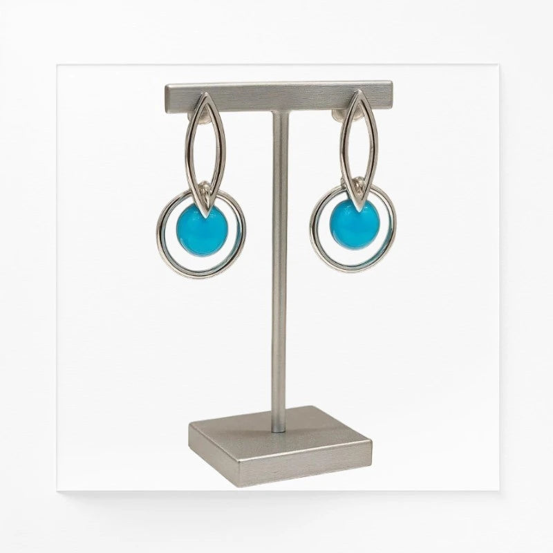 Boucles d'oreilles Megrez en turquoise et argent 925 rhodié, présentées sur un support