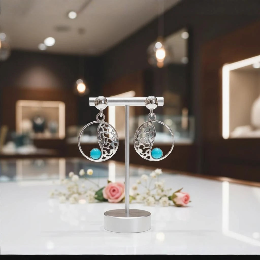 Boucles d'oreilles Sargas en turquoise et argent 925 rhodié, présentées sur un support