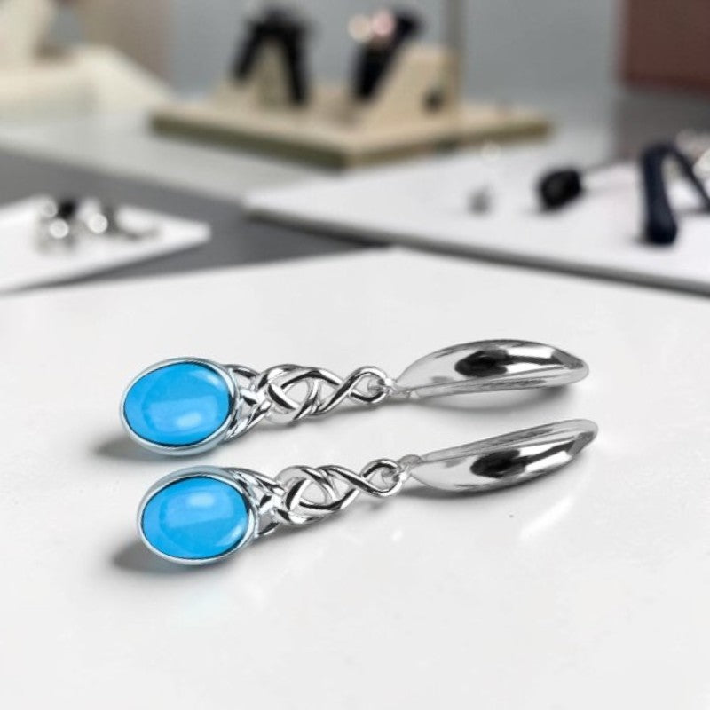 Gros plan cabochon turquoise bleue-verte ovale boucles Thuban