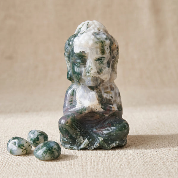 Bouddha en agate mousse blanche et verte, pierre naturelle pièce unique avec des pierres roulées