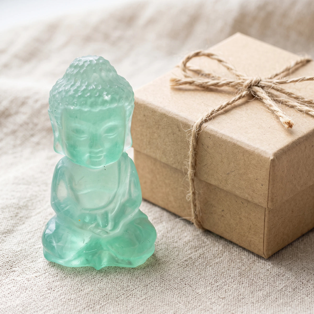 Bouddha en pierre verte fluorite, idée cadeau avec sa boîte