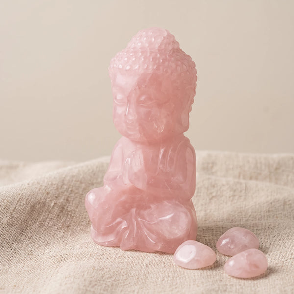 Bouddha en quartz rose du Brésil taillé dans la masse, avec des pierres roulées