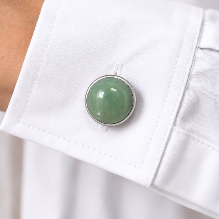 Bouton bijou en aventurine verte clipsé sur le bouton du poignet d'une chemise blanche