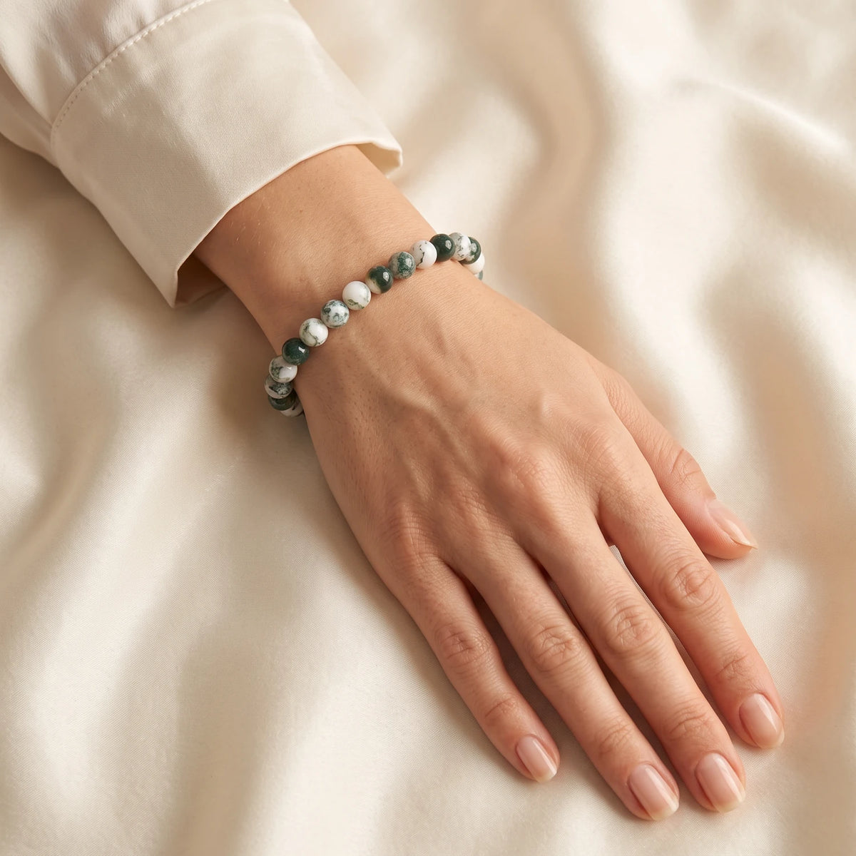 Bracelet agate arbre femme en perles fines de 6 mm, pierre naturelle blanche et verte au poignet