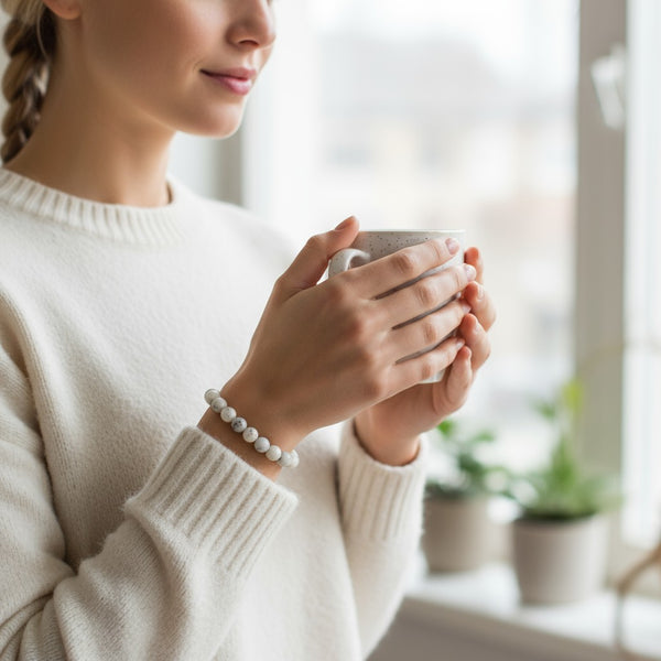 Bracelet Agate dendrite en pierre naturelle porté au poignet par une femme