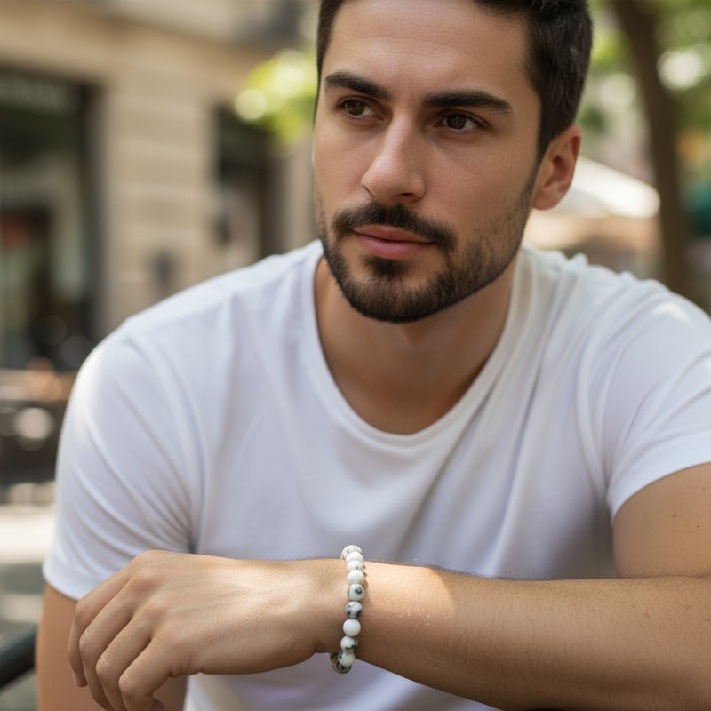 Bracelet Agate dendrite en pierre naturelle porté au poignet par un homme