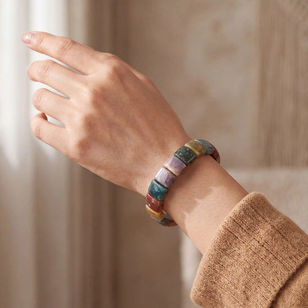 Bracelet agate indienne femme porté au poignet, plaques multicolores vert sauge et rose