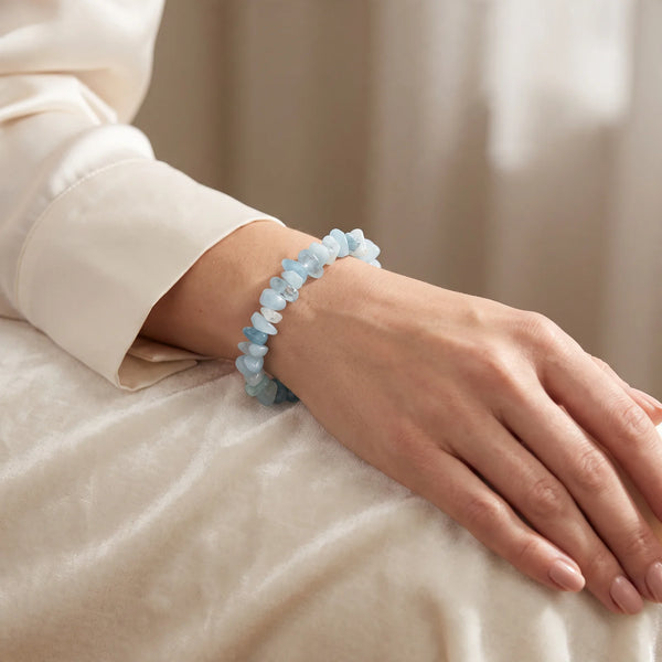 Bracelet aigue-marine baroque porté par une femme, bijou bleu ciel en pierre naturelle
