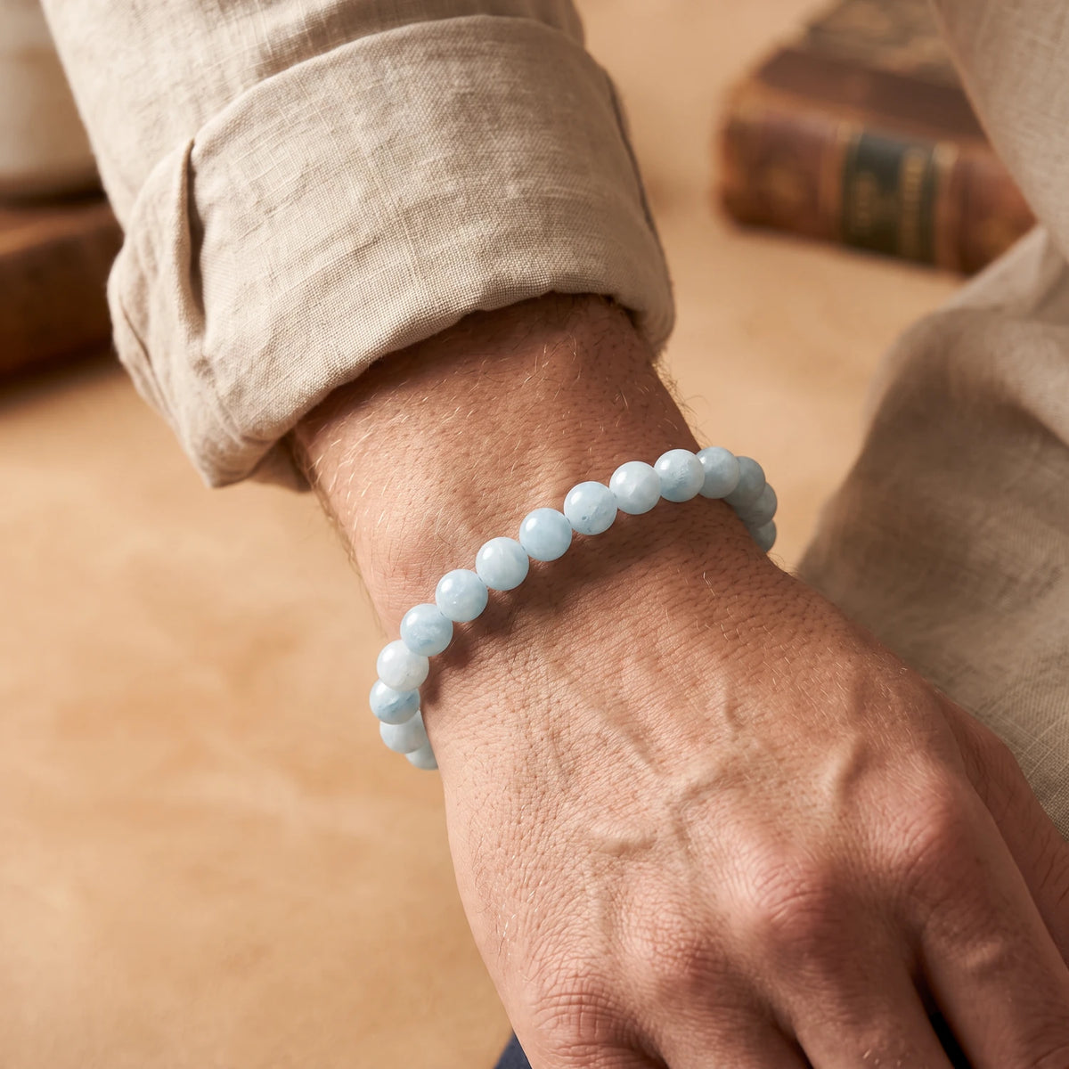 Bracelet aigue-marine homme perles 8 mm, pierre naturelle bleu ciel portée au poignet masculin