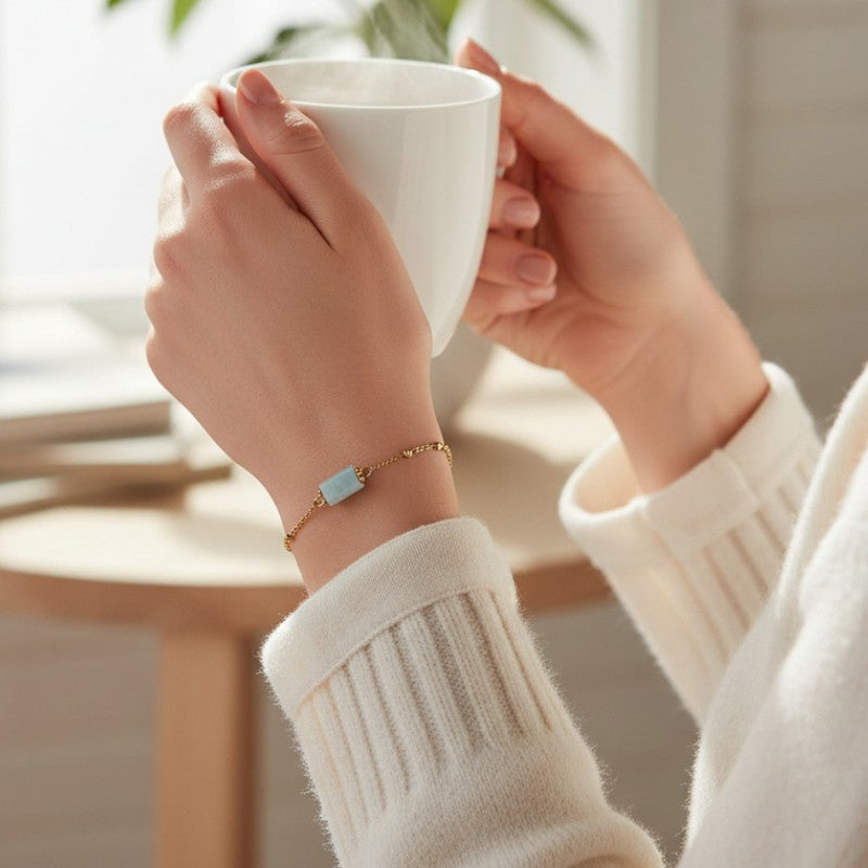 Bracelet Aigue-marine LINE® porté au poignet avec pierre bleue naturelle