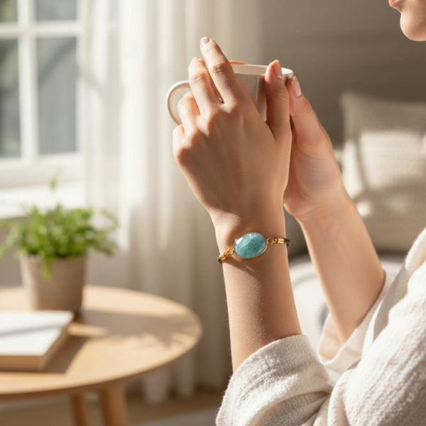 Bracelet Amazonite ÉCLIPSE® porté au poignet, bijou fin avec pierre ovale facettée