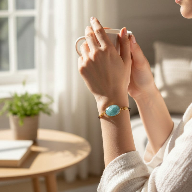 Bracelet Amazonite ÉCLIPSE® porté au poignet, bijou fin avec pierre ovale facettée