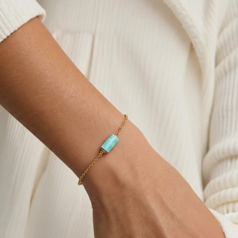 Bracelet Amazonite LINE® porté au poignet avec pierre bleue vert d’eau naturelle