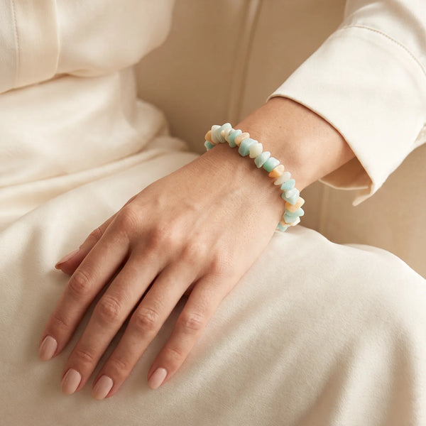 Bracelet amazonite porté au poignet d'une femme, bijou naturel en pépites bleu vert