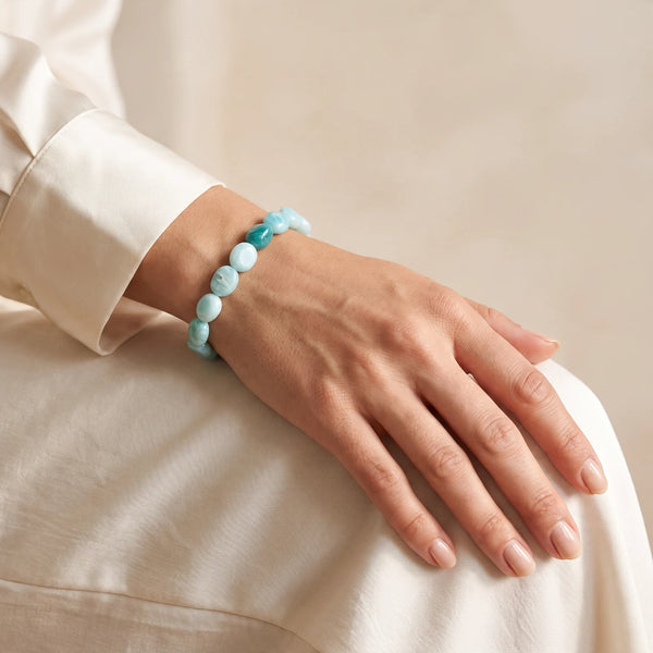 Bracelet amazonite porté au poignet d'une femme, pierres roulées bleu turquoise