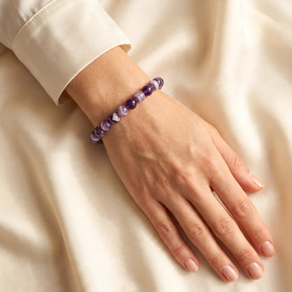 Bracelet améthyste chevron femme en perles fines de 6 mm, pierre naturelle violette et blanche portée au poignet