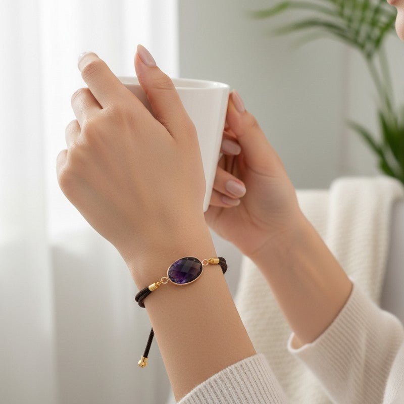 Bracelet Améthyste ÉCLIPSE® porté au poignet, bijou fin avec pierre ovale facettée