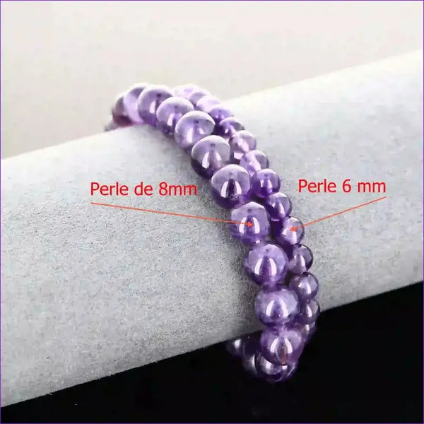 Détail perles violettes lumineuses du bracelet pierre naturelle Améthyste véritable. Qualité lithothérapie pour méditation et troisième œil.