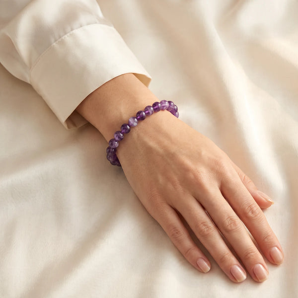 Bracelet améthyste femme en perles fines de 6 mm, pierre naturelle violette portée au poignet