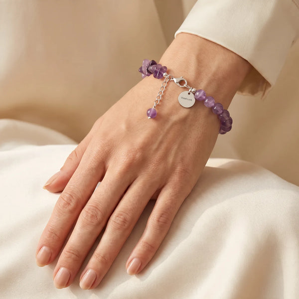 Bracelet en améthyste pour femme porté au poignet, chips violettes et perles de 6 mm