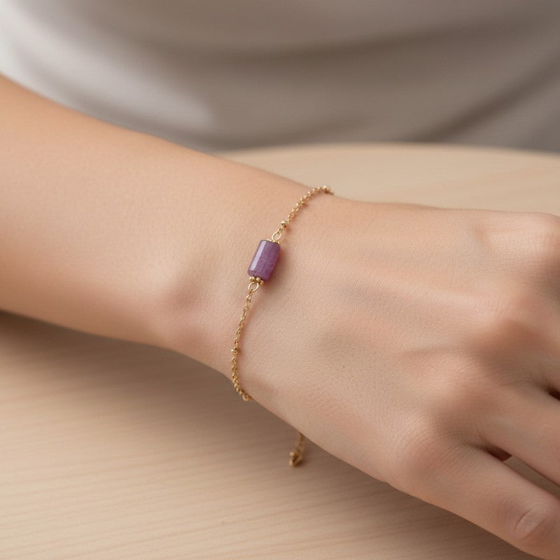 Bracelet Améthyste LINE® porté au poignet avec pierre violette naturelle