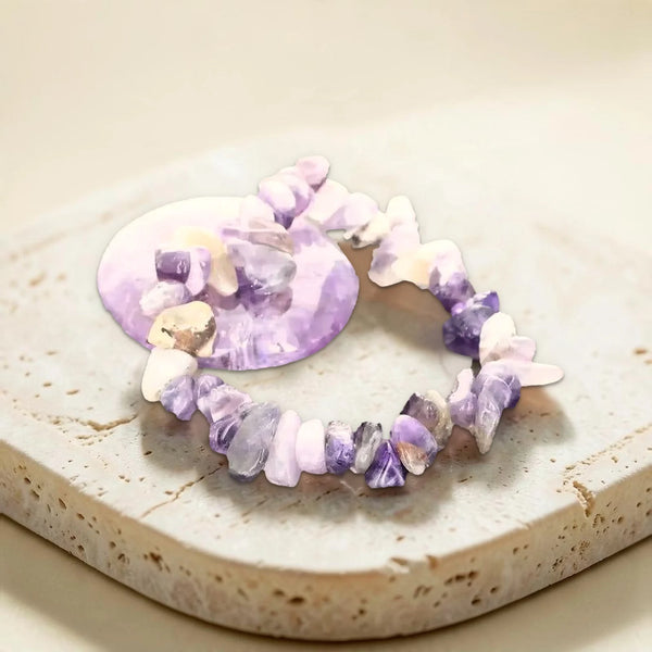 Bracelet de lithothérapie en améthyste, pépites violettes et donut d'améthyste polie sur pierre beige