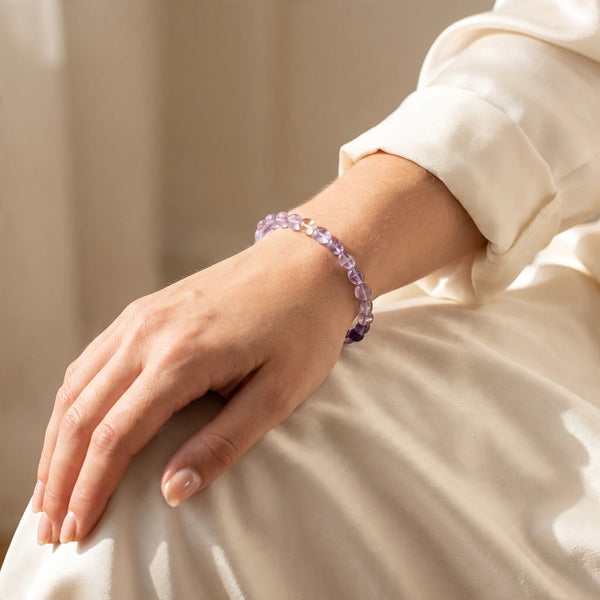 Bracelet amétrine pour femme, pierres roulées lilas et miel portées au poignet