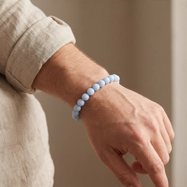 Bracelet angélite homme en perles de 8 mm, pierre naturelle bleu pâle portée au poignet