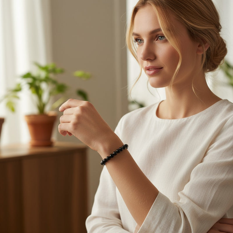 Bracelet Anthophyllite en pierre naturelle porté au poignet par une femme