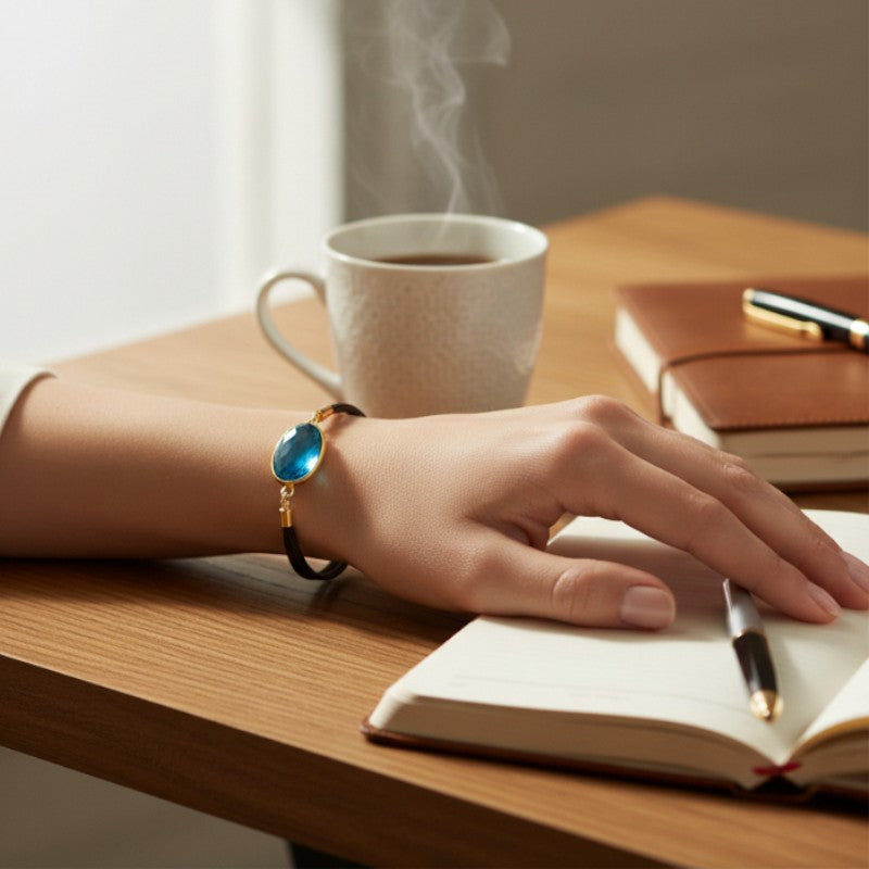 Bracelet Apatite bleue ÉCLIPSE® porté au poignet, bijou fin avec pierre ovale facettée