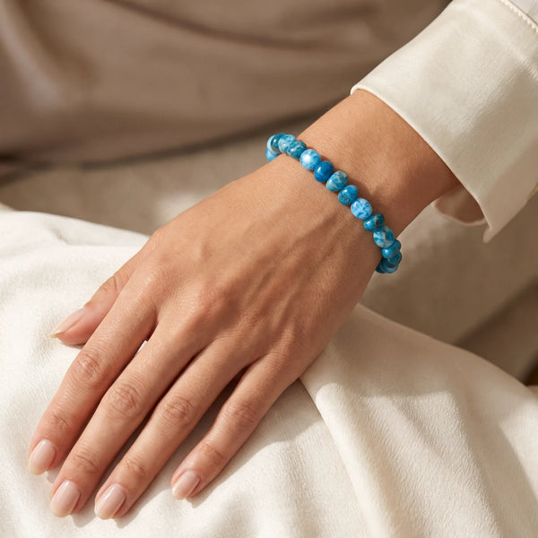 Bracelet apatite porté au poignet d'une femme, petites pierres roulées bleu électrique