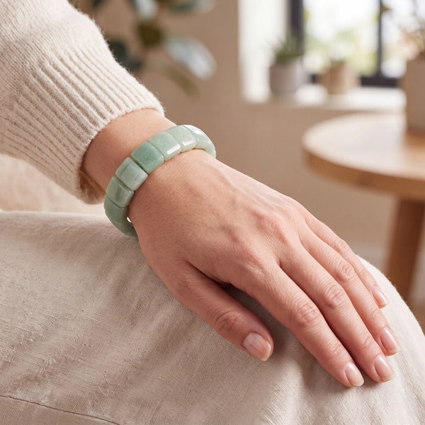 Bracelet pierre verte en aventurine porté au poignet d'une femme, plaques plates pailletées