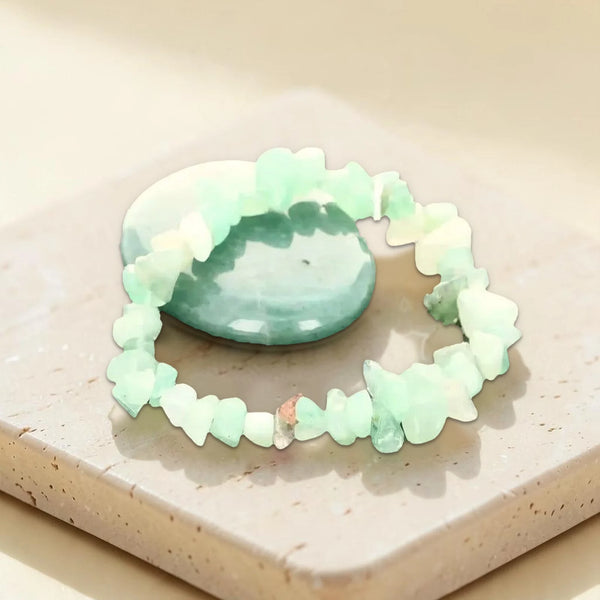 Bracelet aventurine verte porte-bonheur en pépites, avec une pierre roulée d'aventurine verte polie