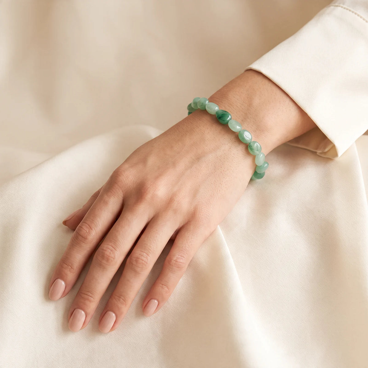 Bracelet aventurine verte porté par une femme, pierres roulées vert d'eau