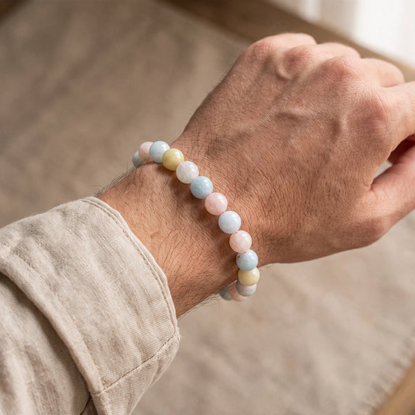 Bracelet béryl homme perles 8 mm multicolores bleu et rose, pierre naturelle portée au poignet