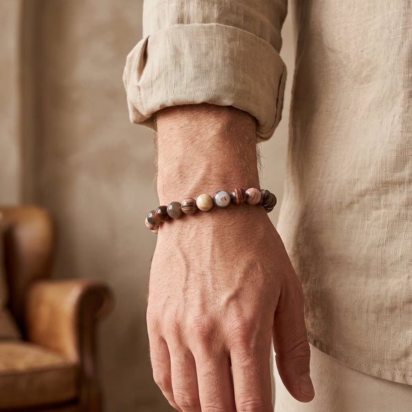Bracelet bois pétrifié homme en perles de 8 mm, pierre naturelle marron portée au poignet
