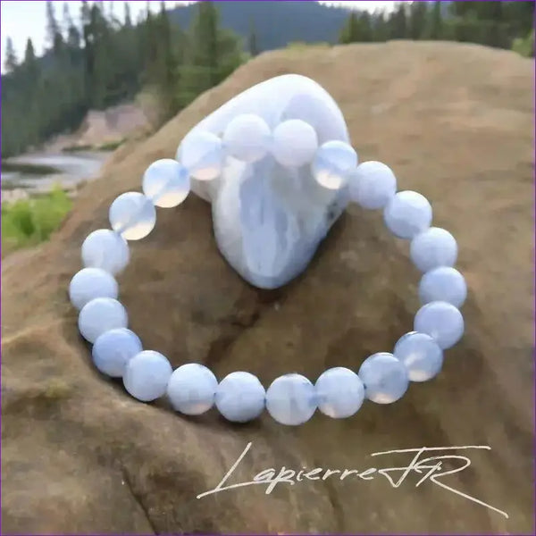 Bracelet de lithothérapie en Agate Dentelle Bleue véritable porté, bijou pierre naturelle apaisante pour expression claire et chakra gorge.