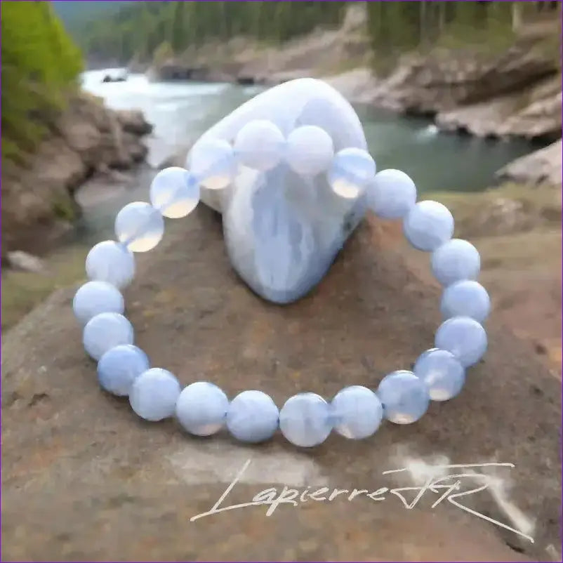 Bracelet pierre naturelle véritable Calcédoine Bleue (Agate Dentelle Bleue) aux bandes pâles, perles rondes pour lithothérapie, calme et communication.