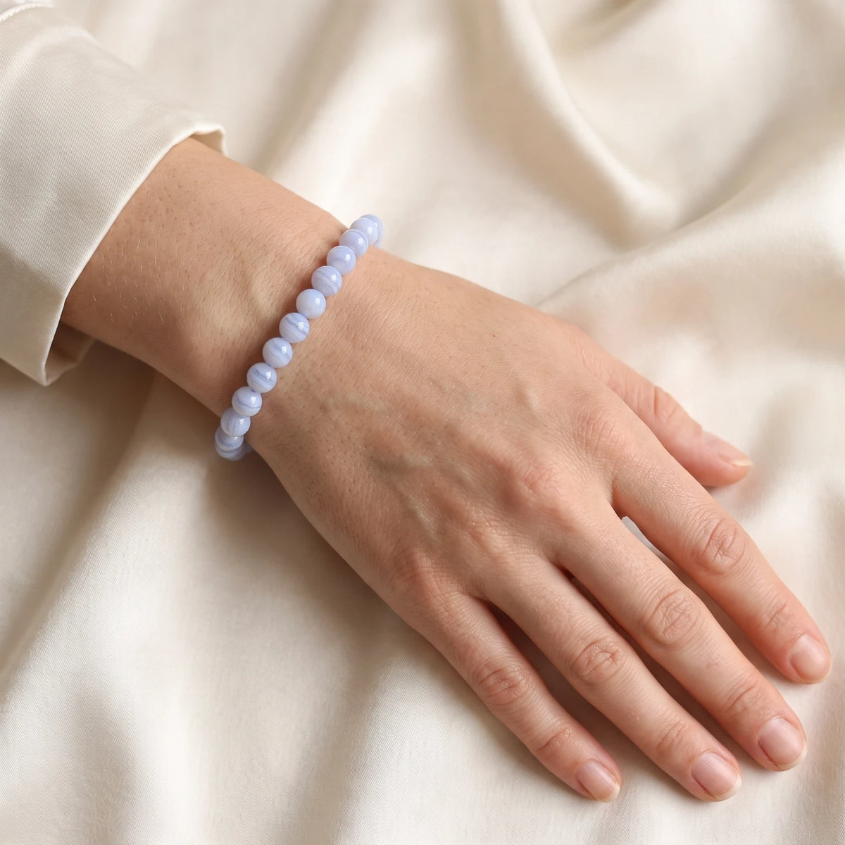 Bracelet calcédoine bleue femme fin en perles de 6 mm, pierre naturelle bleu pâle, idée cadeau
