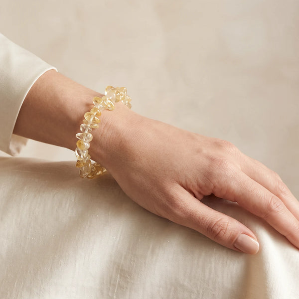 Bracelet citrine baroque porté au poignet d'une femme, bijou jaune en pierre naturelle